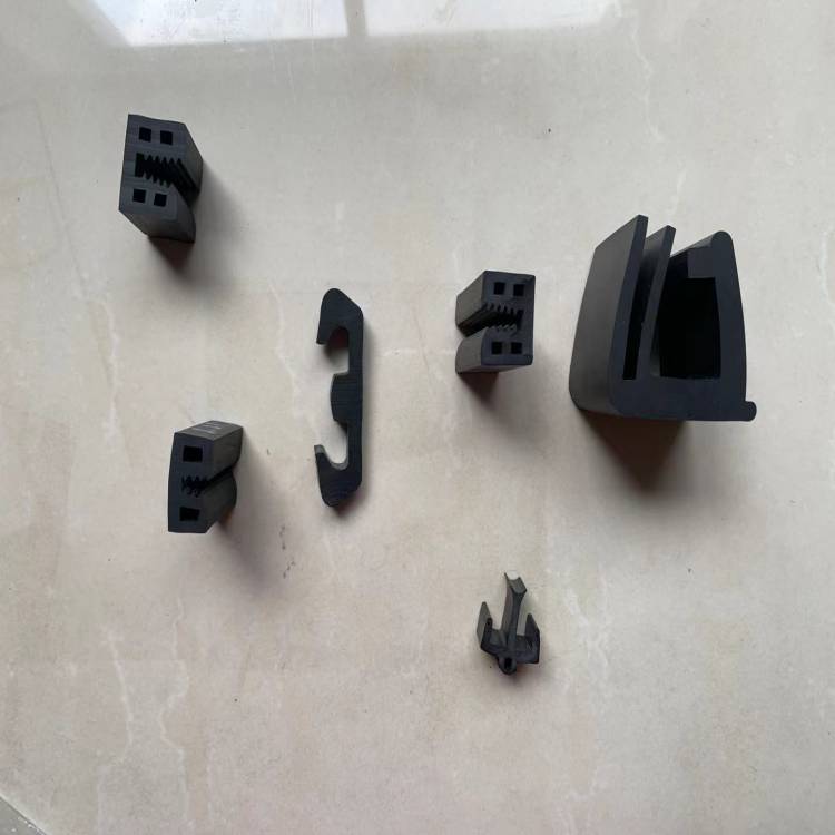 实心橡胶密封条具有较高的拉伸强度和回弹性能够承受频繁的压缩变形而不发生永久形变